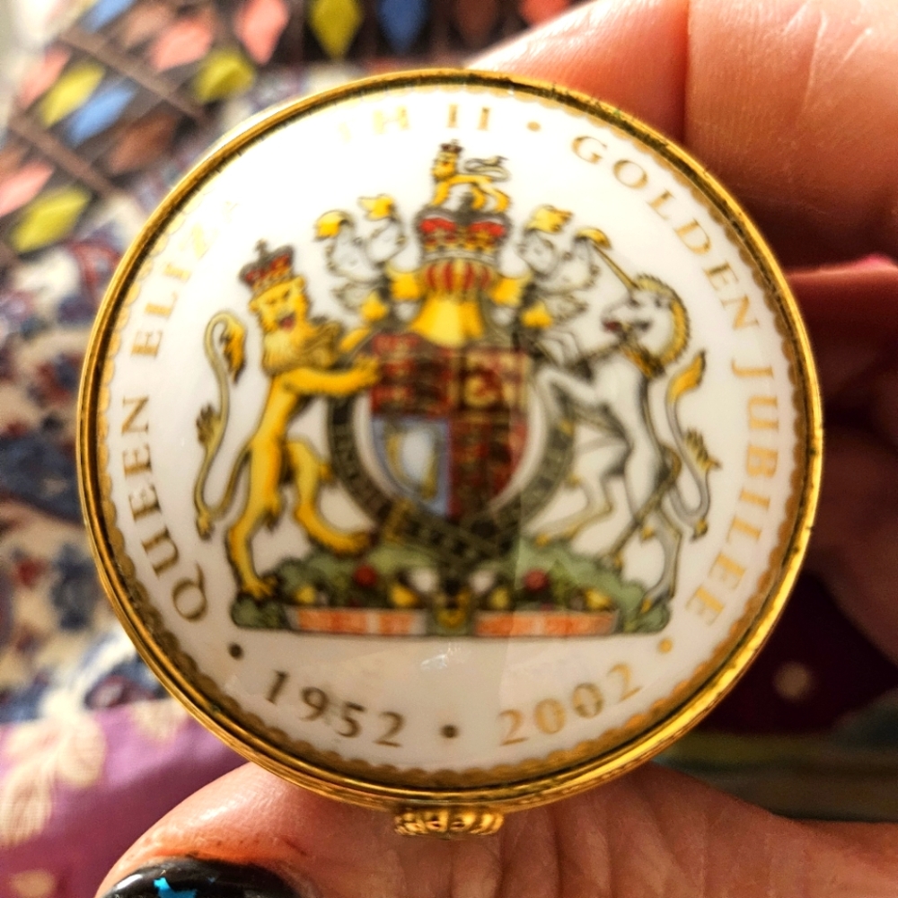 2002 Queen Elizabeth II Commemorative Porcelain Pill Box